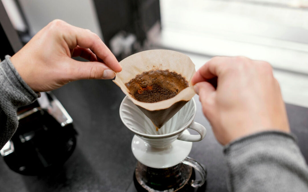 La idea de utilizar posos de café en los sumideros de una casa para facilitar la limpieza y evitar atrancos es un consejo casero